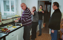  Familienfreizeit Michaelshof 2010 (Bild: Fleißige Helfer bei den Vorbereitungen)