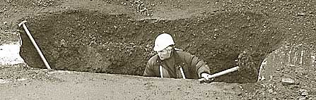 Angebote für Kollegen und Vorgesetzte von Suchtkranken (Bild: ein Bauarbeiter schaufelt in einer Grube)